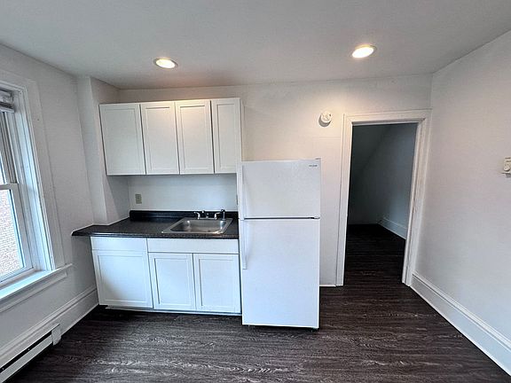 4th image of 2712 Woodlawn St #A