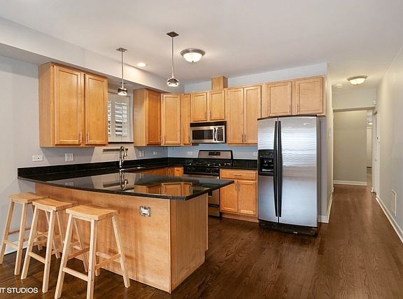 3rd image of 1533 N Artesian Ave #2