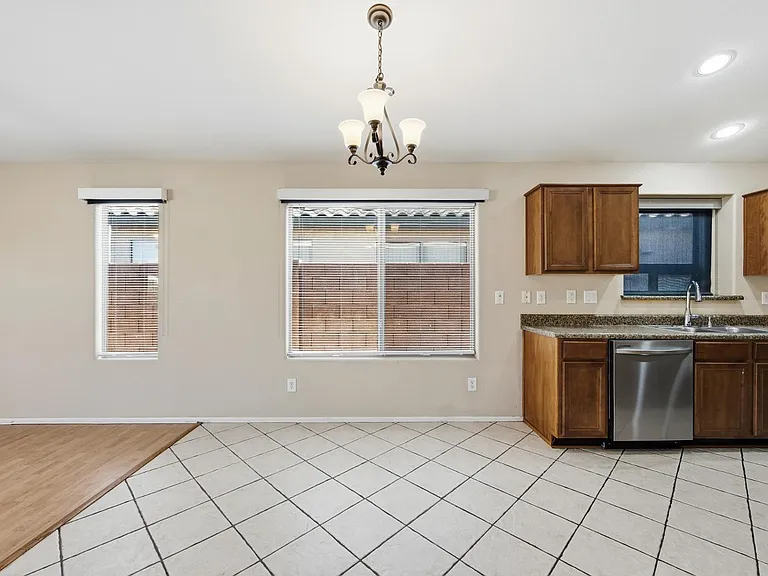 8205 S 45th Ln — Photo 18