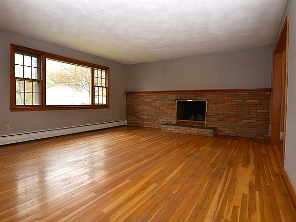 3rd image of 81 Hillside Dr