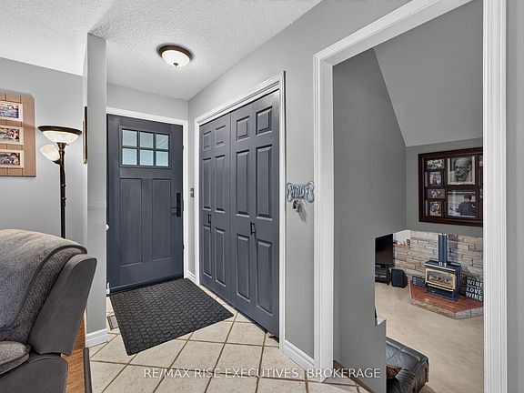 4th image of 1560 Victoria St