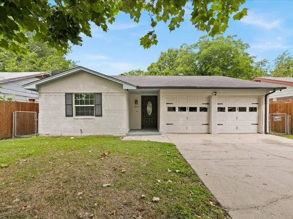 2305 Aggie Dr, Grand Prairie, TX 75051