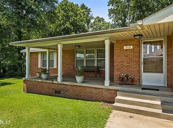 2nd image of 948 Edgewood Dr