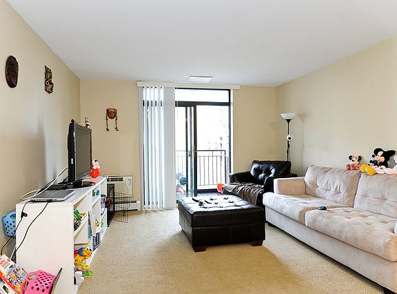 3rd image of 3900 N Pine Grove Ave APT 601