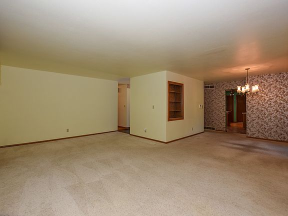 5th image of 1706 Holly Ln