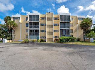 922 NE 199th St #206, Miami, FL 33179