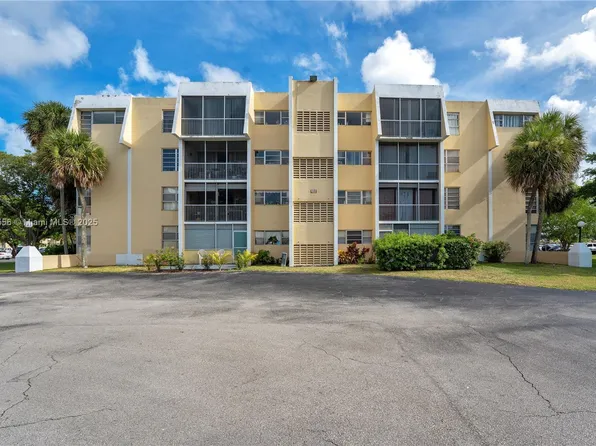 922 NE 199th St #206, Miami, FL 33179