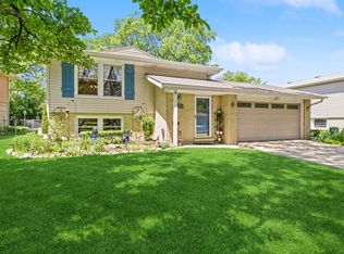 1708 N Mura Ln, Mount Prospect, IL 60056