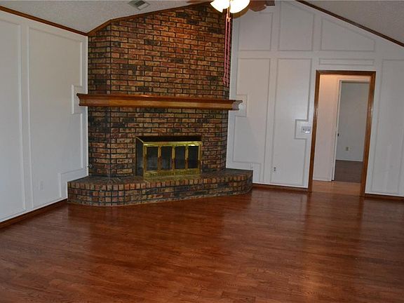 3rd image of 819 Green Brook Dr