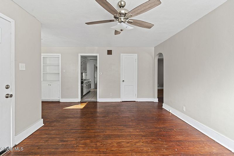 4th image of 525 Kenwood Avenue