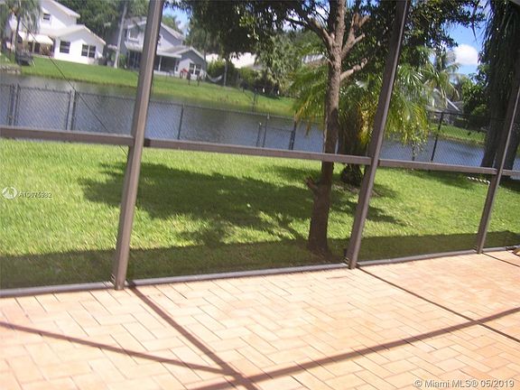 3rd image of 2977 Oak Park Cir