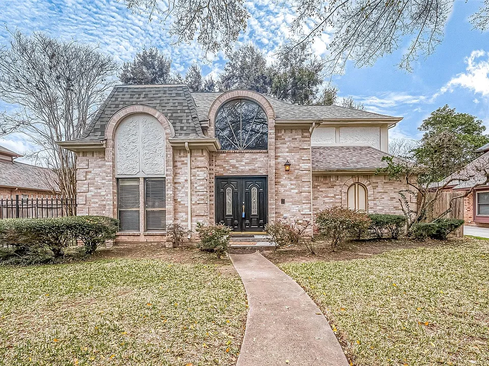 1015 Sugar Lakes Dr