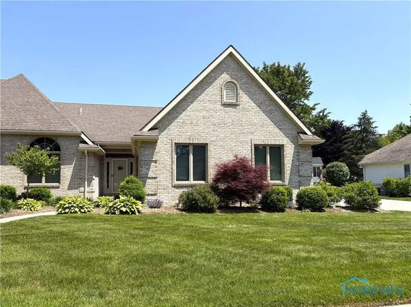 210 Willowood Cir, Bowling Green, OH 43402