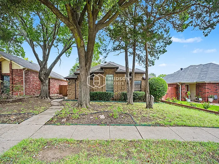 330 Bryant Ln — Photo 3