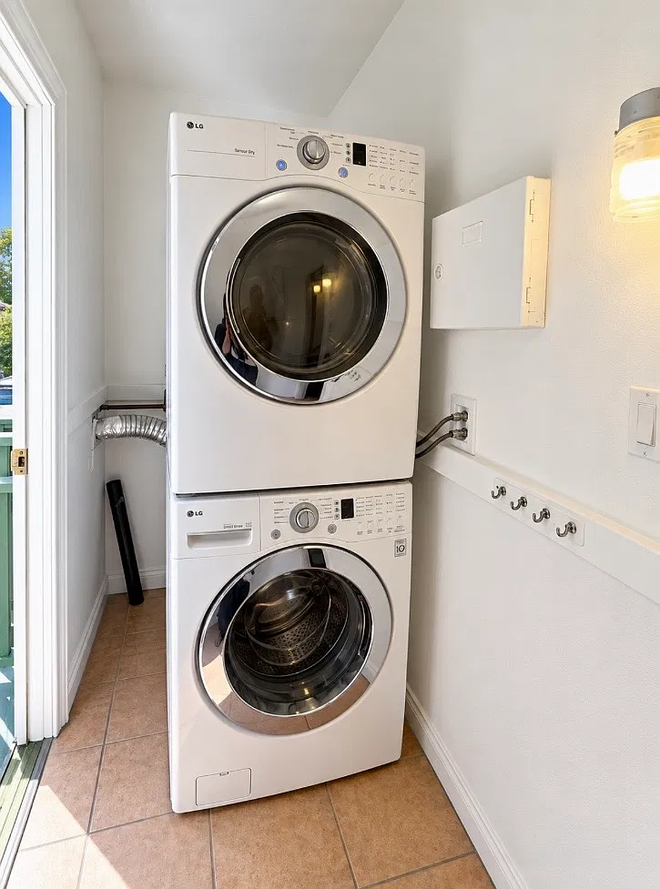 2 bed, 1000 sqft, $2,694 — Photo 3