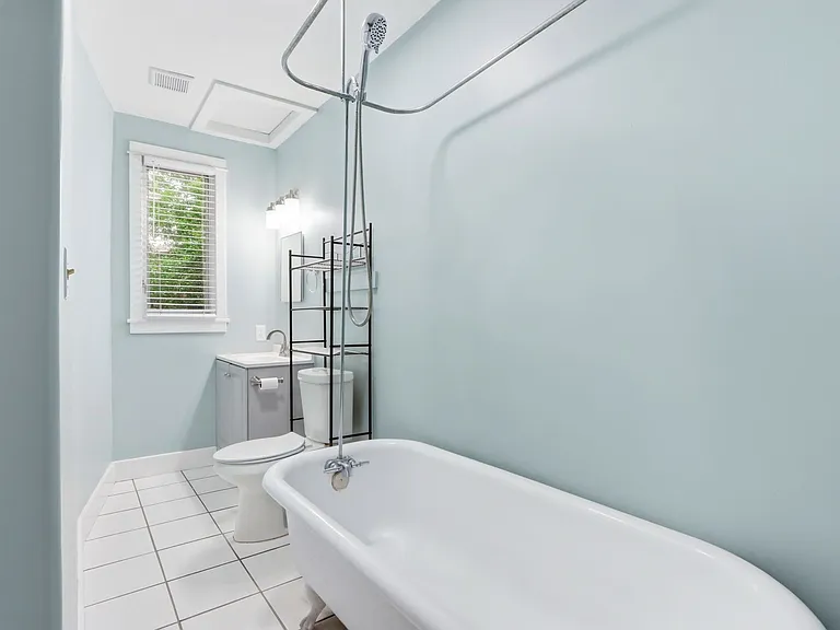 216 E Henry St #A — Photo 3