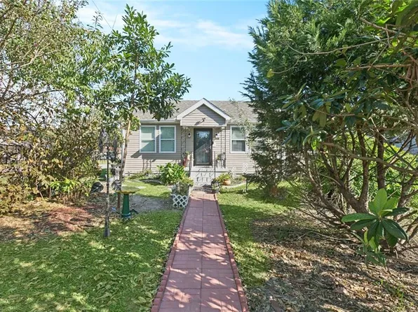 221 W Urquhart St, Chalmette, LA 70043