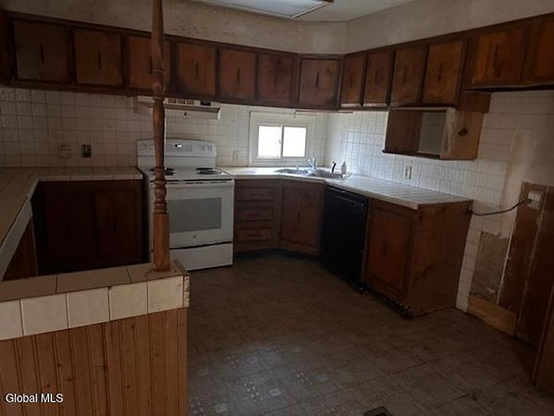4th image of 873 W Fulton Road