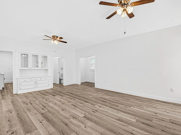 1045 E 4th Street — Photo 22