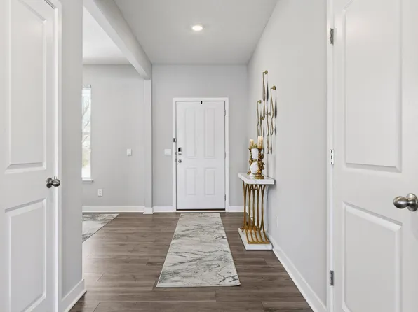 1663 Oak Creek Dr, Chaska, MN 55318