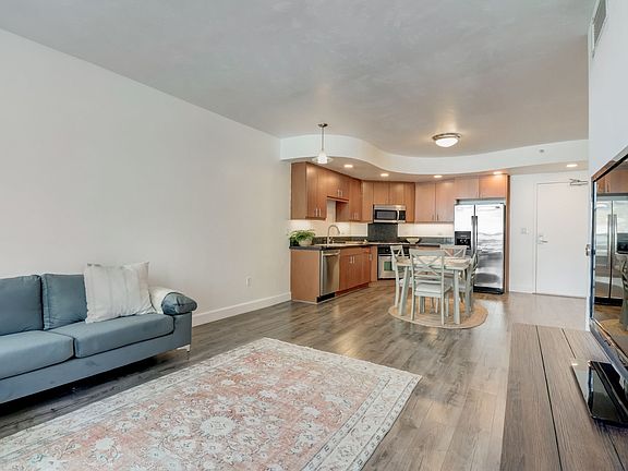 4th image of 550 15th St Unit 304