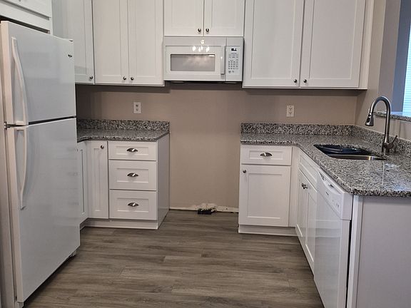 4th image of 4604 Silverdene St