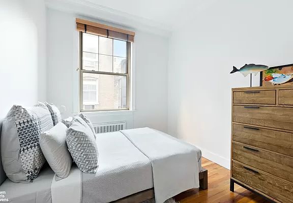 5th image of 15 E 10th St APT 5D