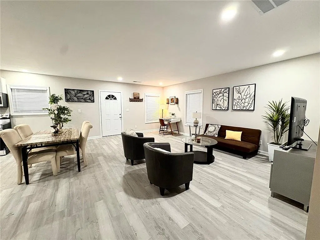 2 bed, 1.0 bath, 1559 sqft, $2,450 — Photo 2
