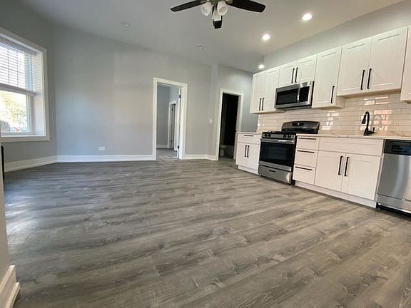3rd image of 1067 W Glenlake Ave #1