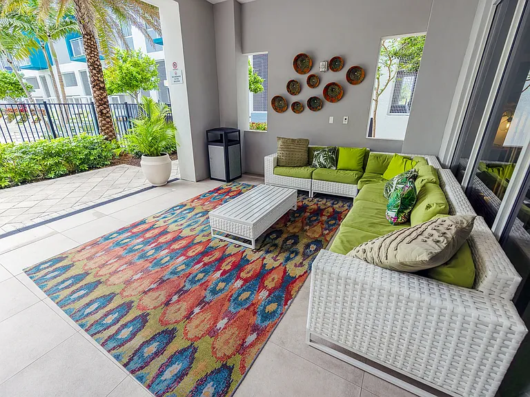 Pura Vida Hialeah Luxury Apartments — Photo 37