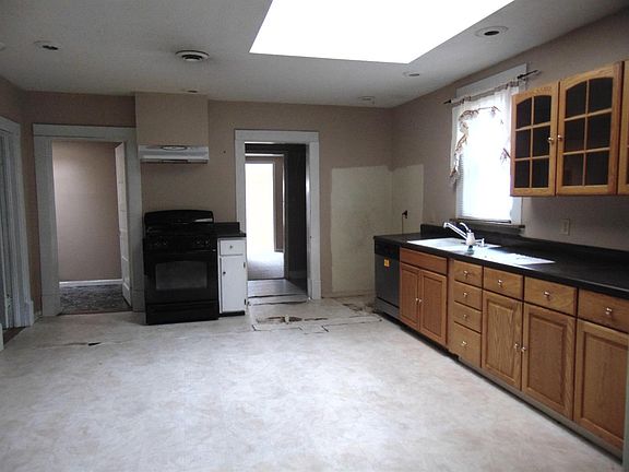 3rd image of 121 E 1st St