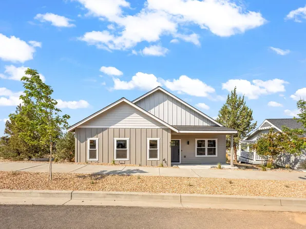 420 SE Manzanita Dr, Madras, OR 97741