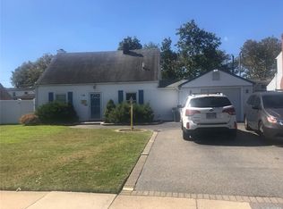 16 Honeysuckle Rd, Levittown, NY 11756