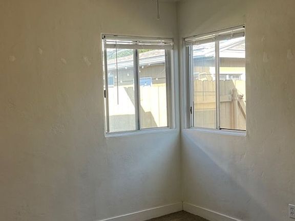 5th image of 4105 Ingraham St #4115