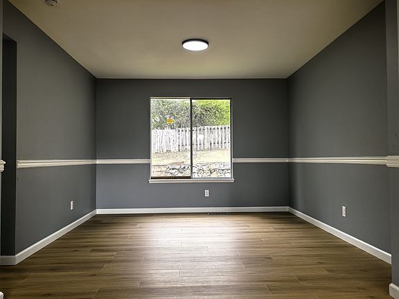 Dining room size: 11'x11'