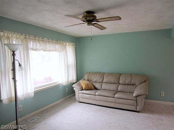 3rd image of 329 Markham Ave
