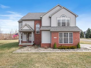 1933 Margie Dr, White Lake, MI 48386