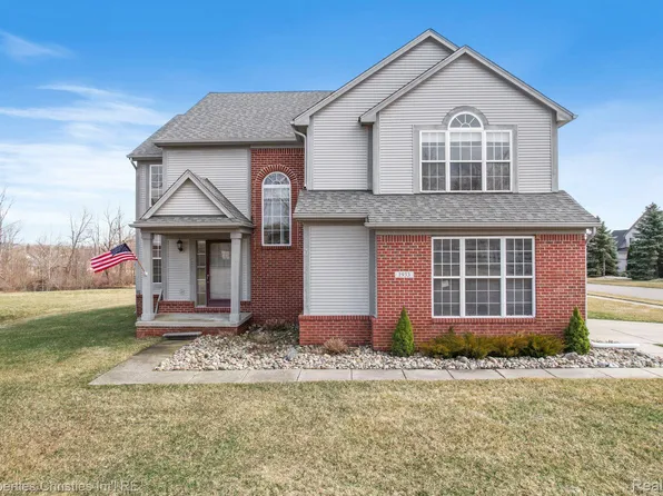 1933 Margie Dr, White Lake, MI 48386