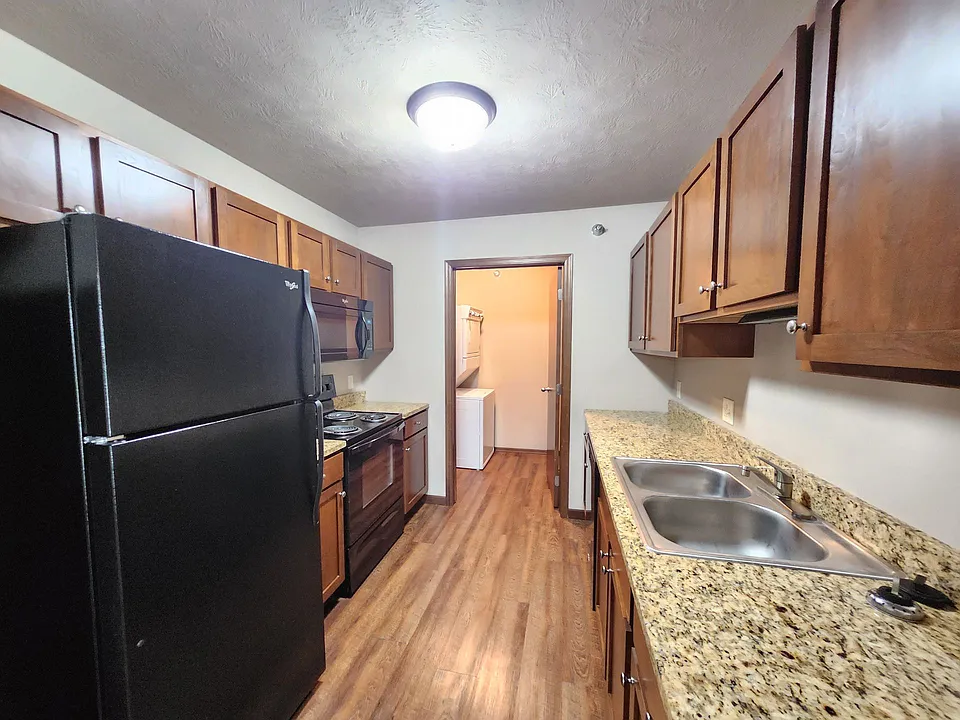 PRAIRIE POINTE APARTMENTS