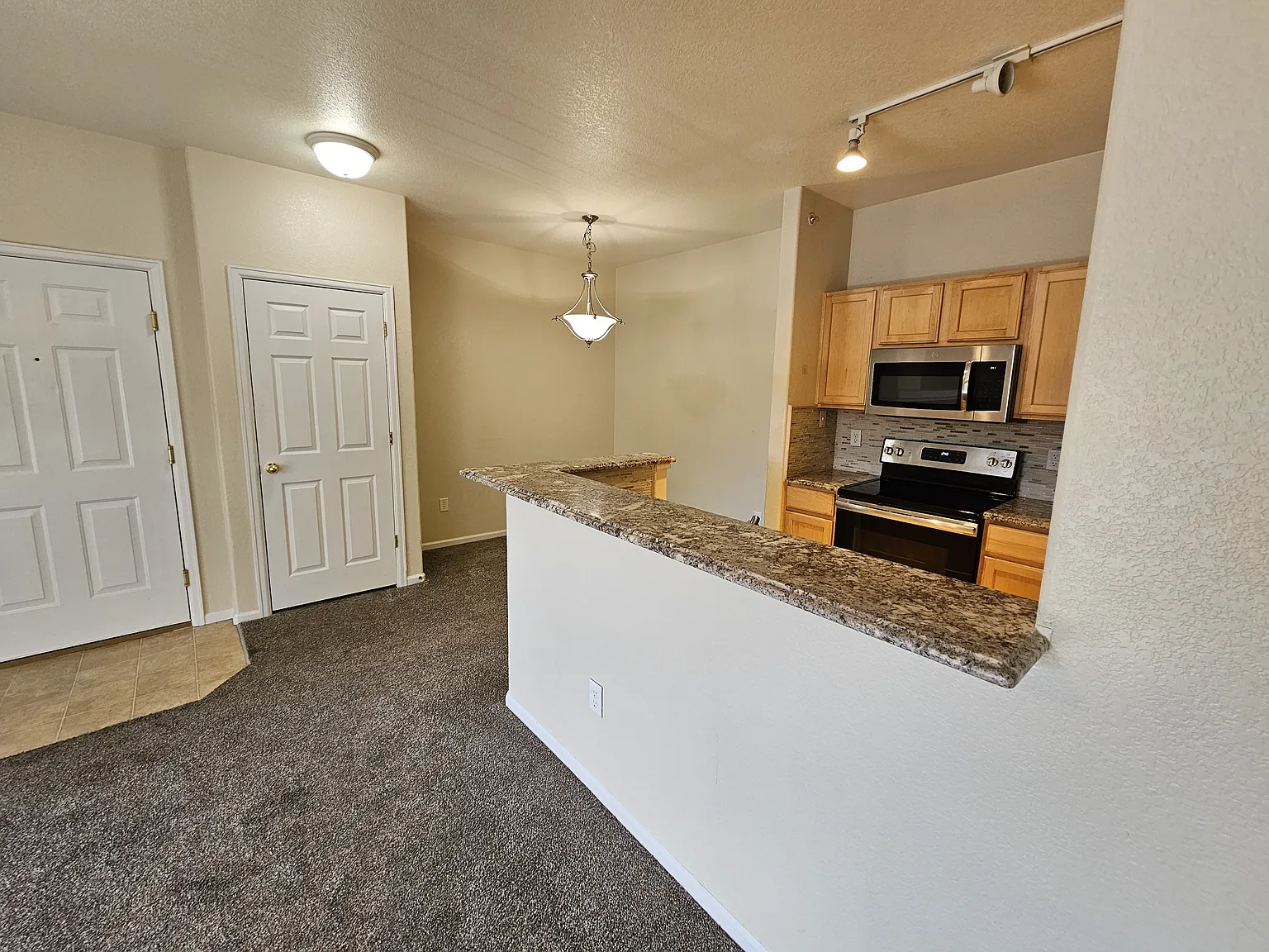 2 bed, 977 sqft, $1,750 — Photo 2
