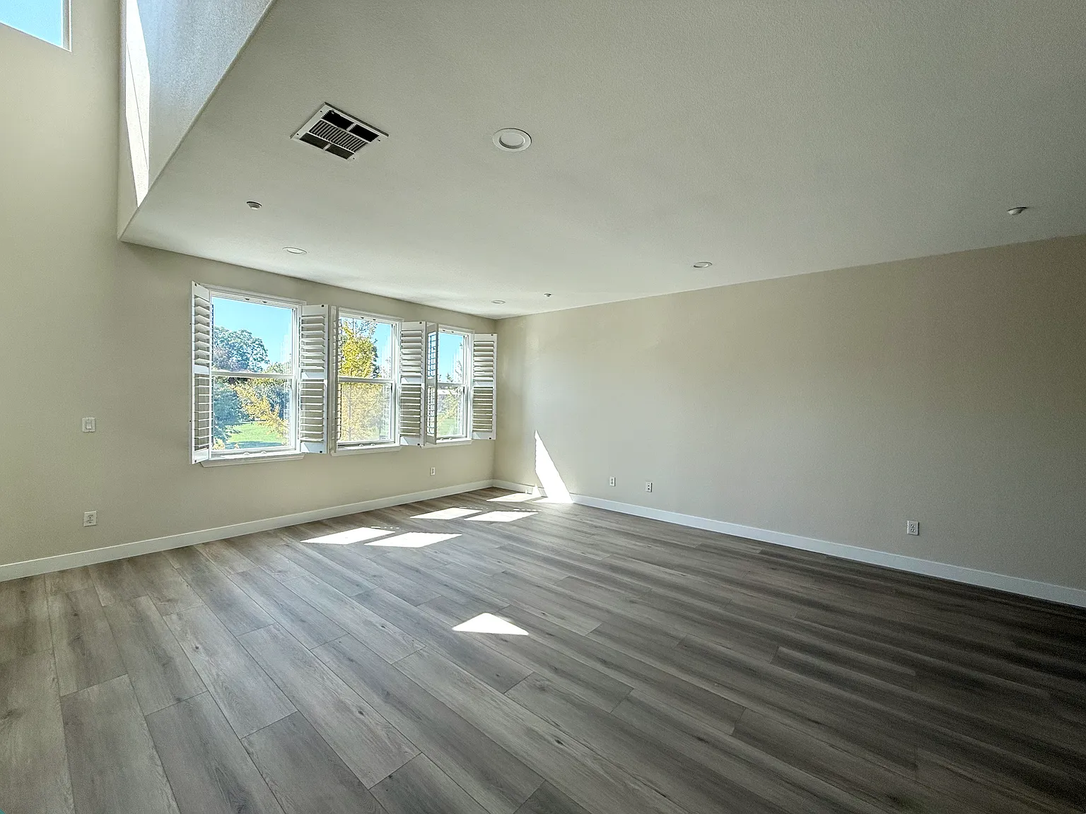 4 bed, 1930 sqft, $5,200 — Photo 1