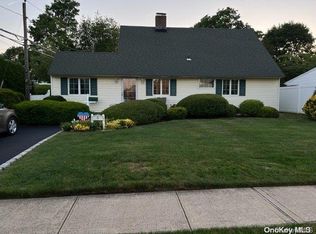 5 Solar Ln, Levittown, NY 11756