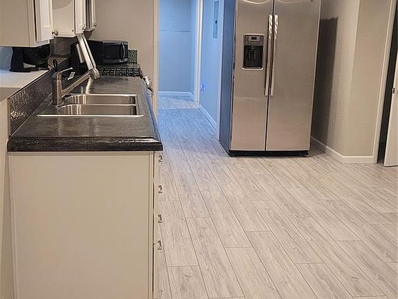 2nd image of 2834 Curtis St #3