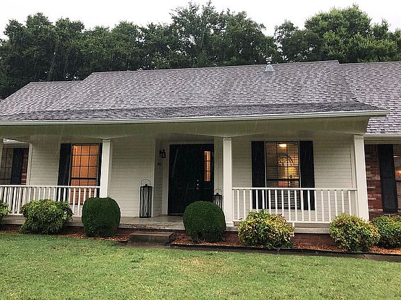 2nd image of 2602 Parkwood Dr