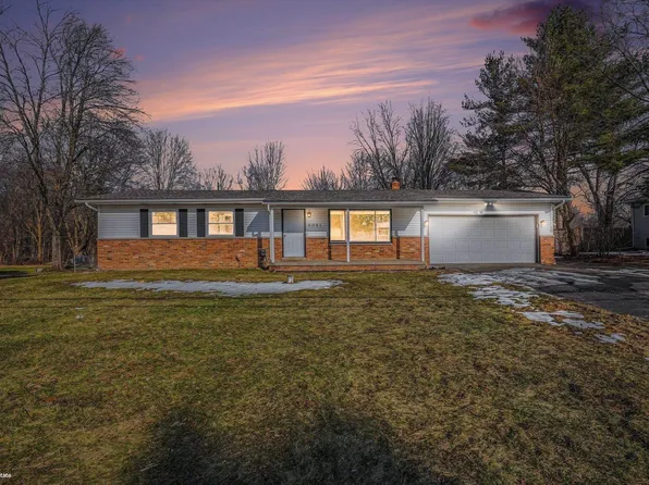 6081 Meadowwood Ln, Grand Blanc, MI 48439