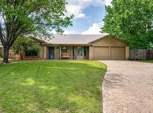 2204 Park Springs Ct, Arlington, TX 76013