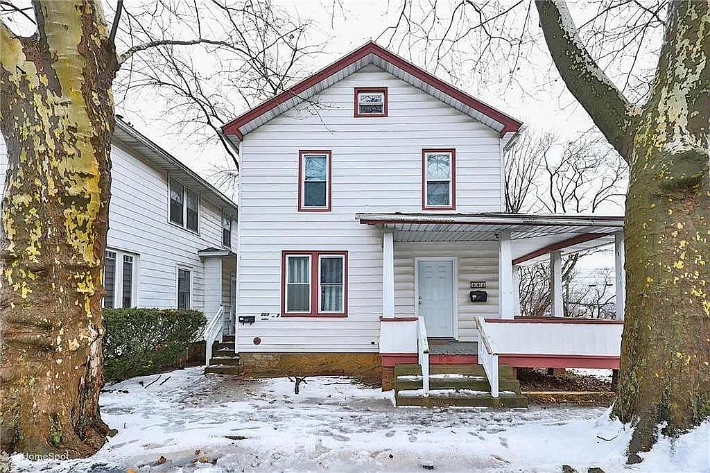 802 Bridge St — Photo 1