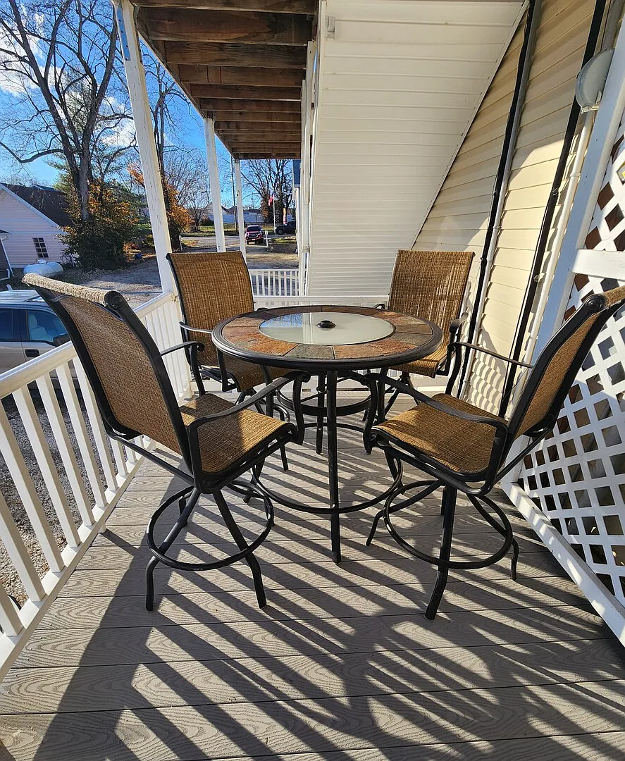 The Kimmswick Hideaway - Fully Furnished 1 BR Apartment with Porch — Photo 2