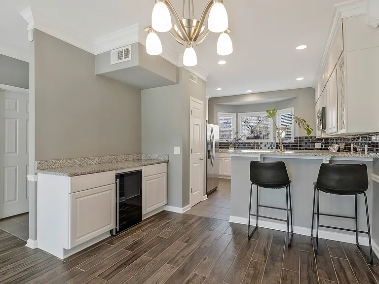 1005 Glendale Ln — Photo 12