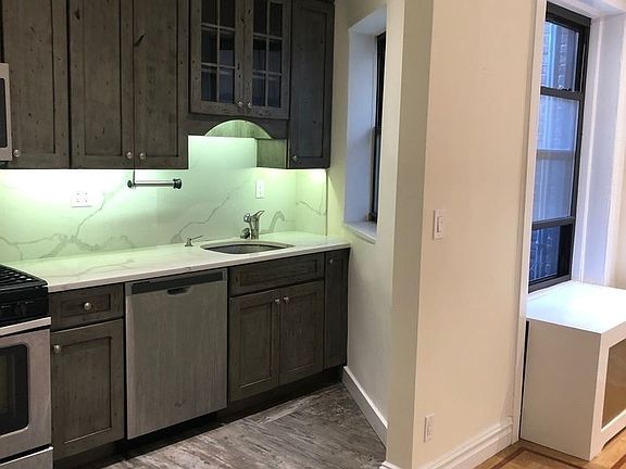 3rd image of 54 Montgomery Pl APT 3